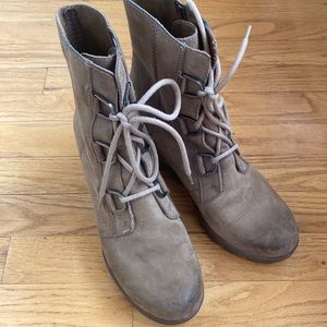 Sorel Joan of Arctic sz 8.5 tan colored wedge snow boots with major tread